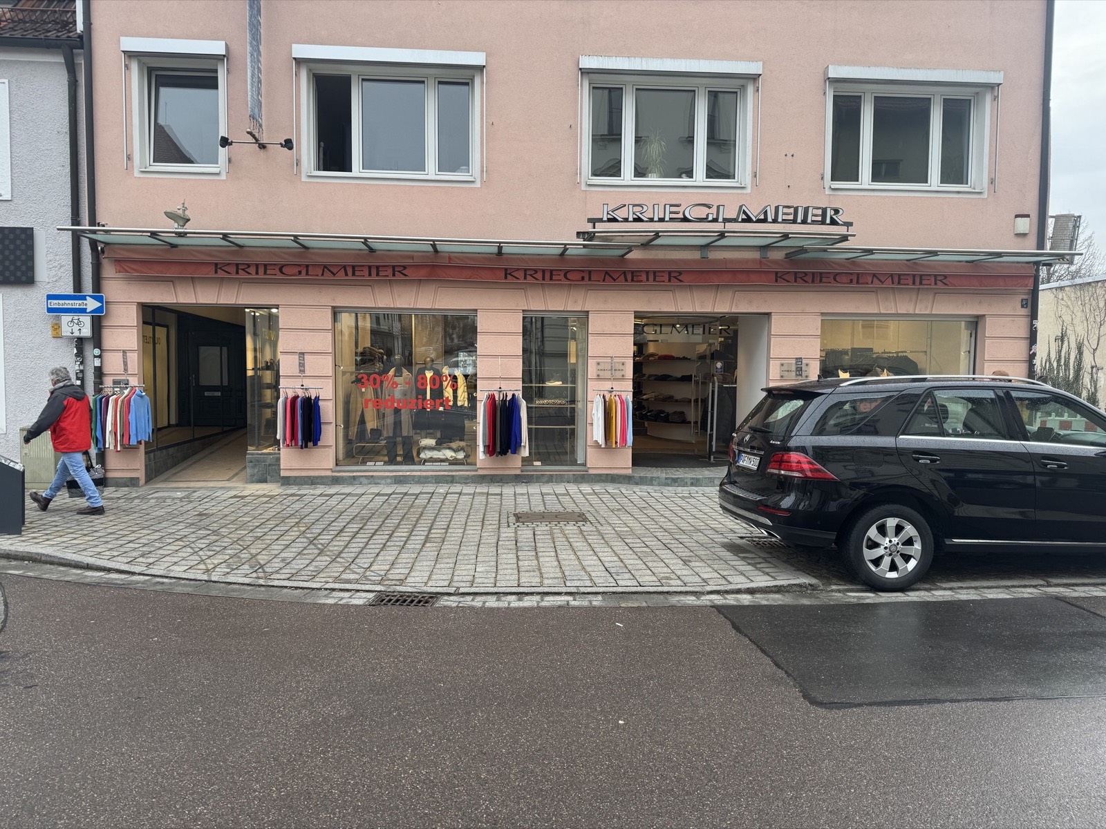 Fassade des Wohn- und Geschäftshauses Frauenstraße 26 mit durchgehender Schaufensterfront im Erdgeschoss