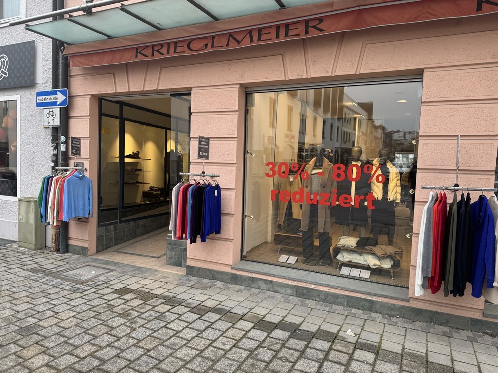 Schaufenster und Eingangsbereich des Ladengeschäfts